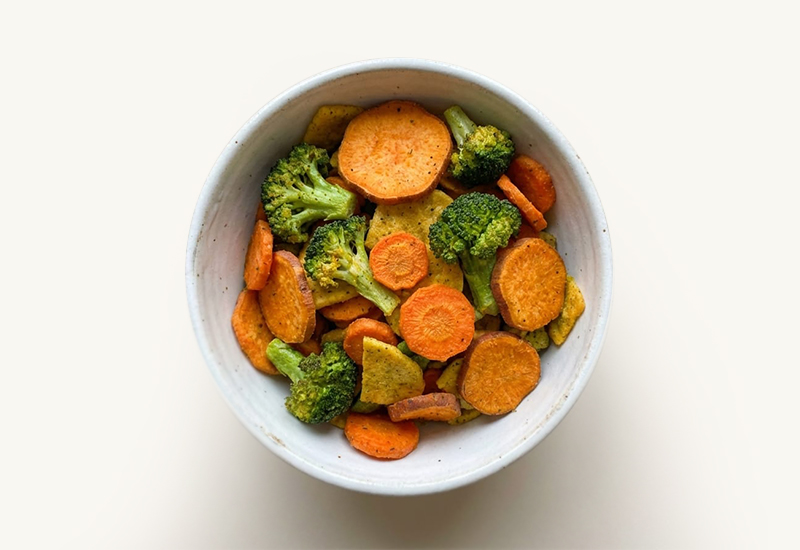 Ketchupflasche und Tomaten