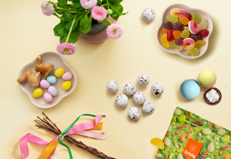 Ketchupflasche und Tomaten