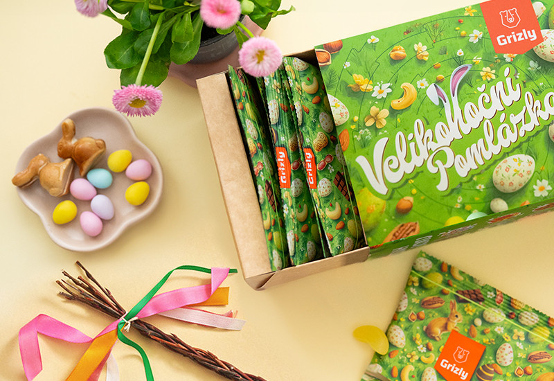 Ketchupflasche und Tomaten