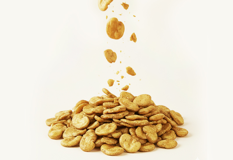 Ketchupflasche und Tomaten