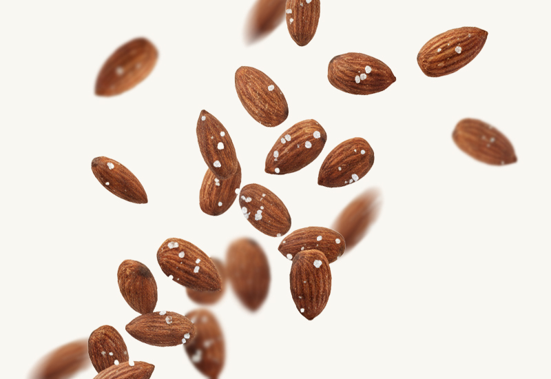 Ketchupflasche und Tomaten