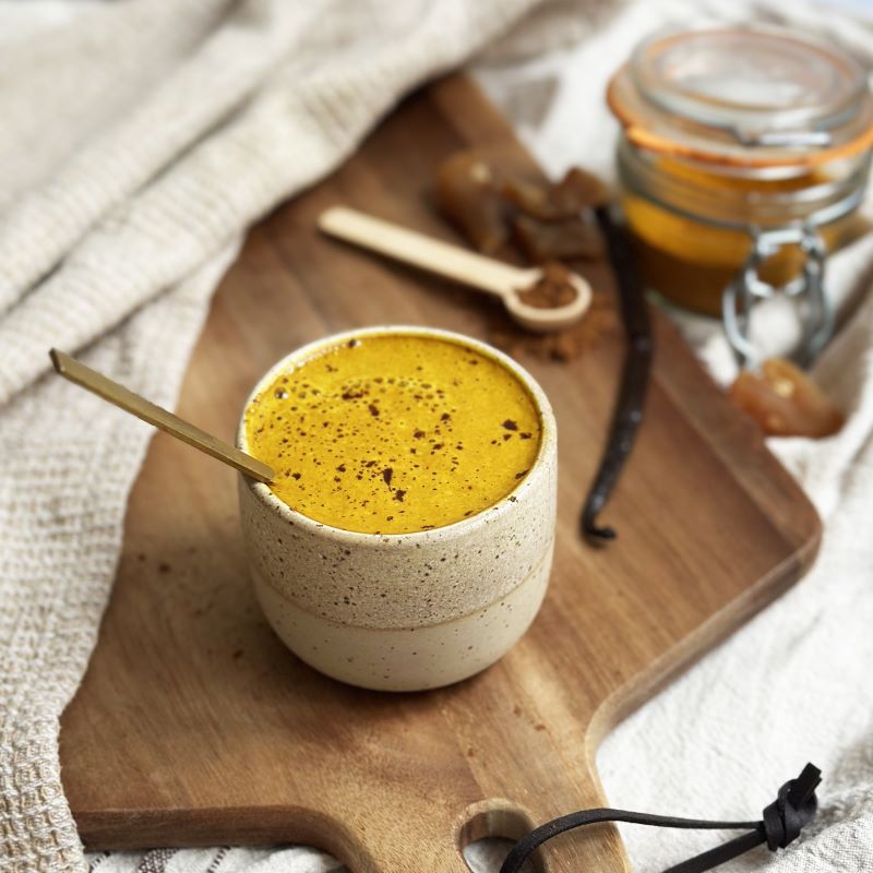 Hausgemachtes Kurkuma Latte – goldene Milch in der Tasse