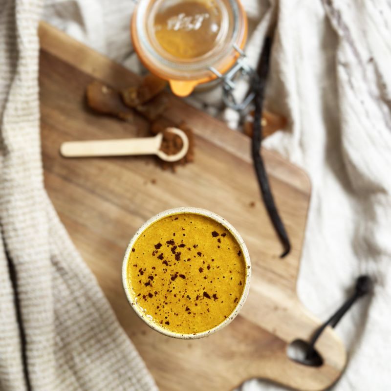 Zubereitungsschritt für Kurkuma Latte mit Gewürzen