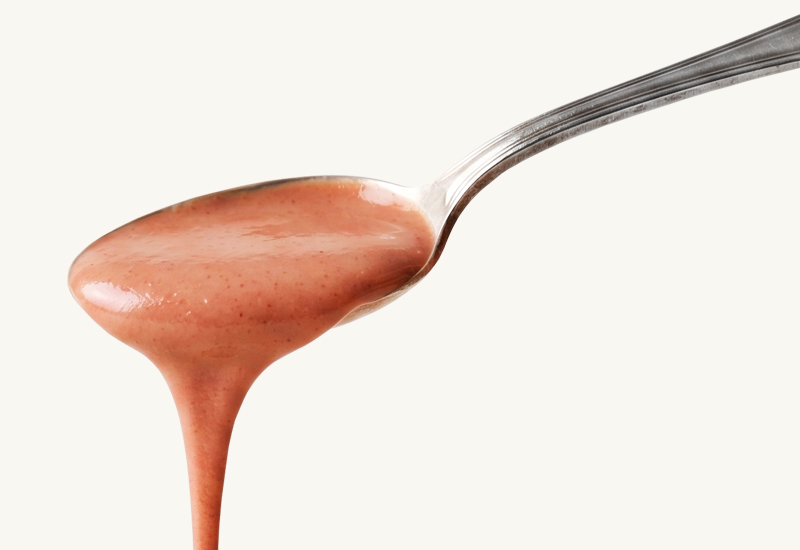 Ketchupflasche und Tomaten