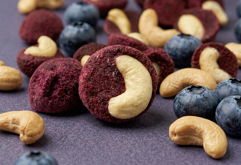 Ketchupflasche und Tomaten