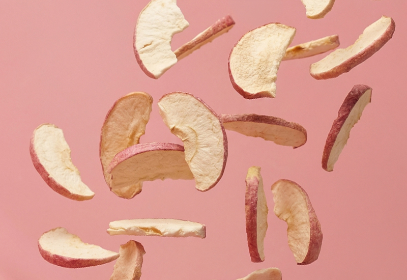 Ketchupflasche und Tomaten