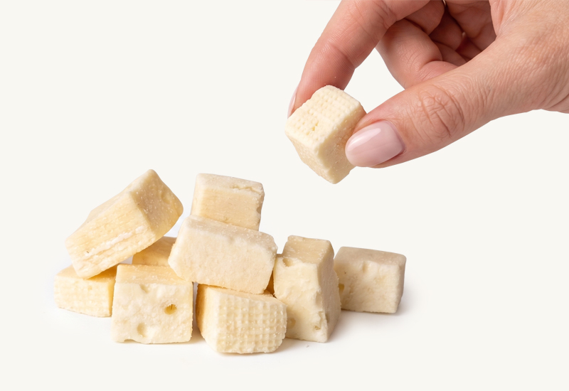 Ketchupflasche und Tomaten