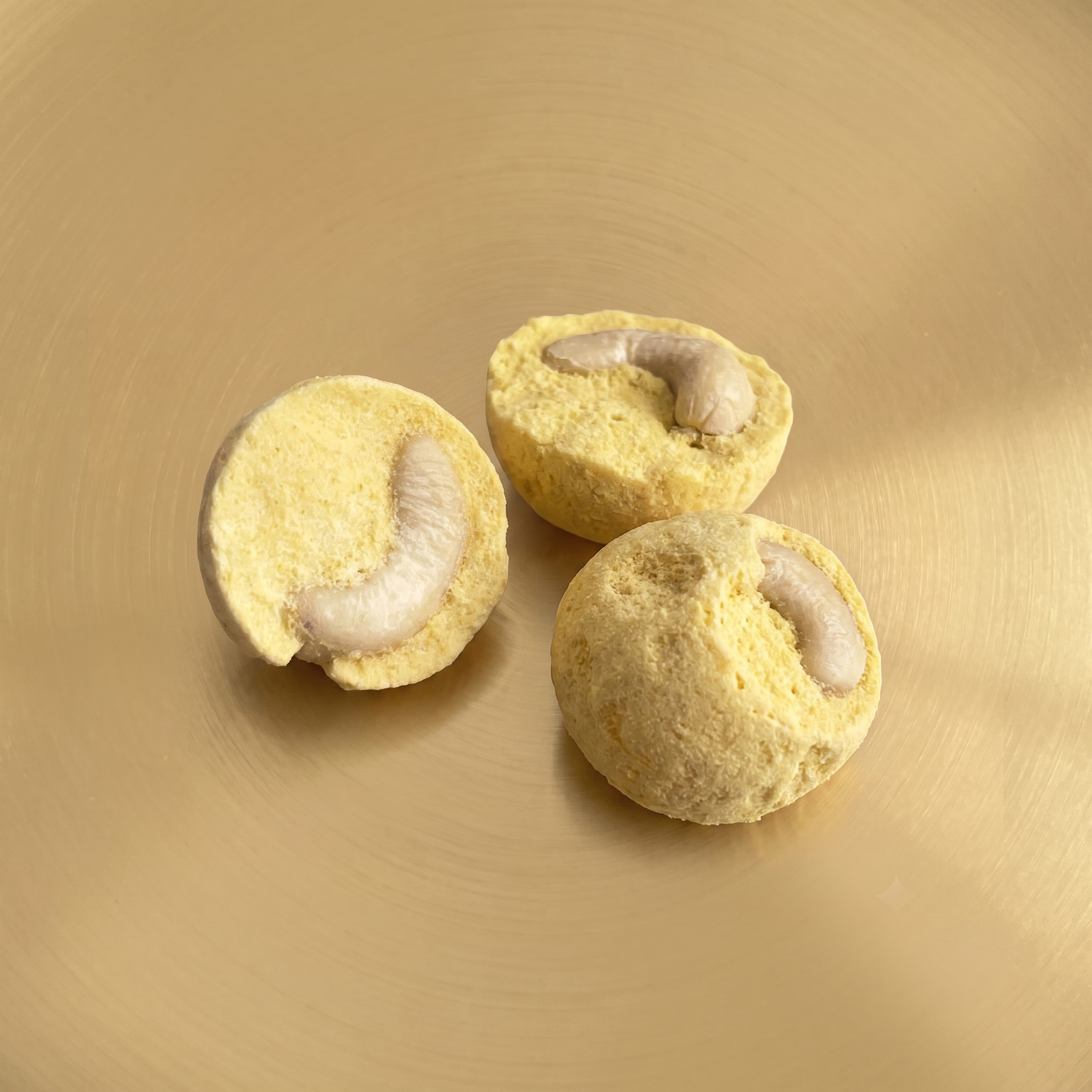 Gefriergetrocknete Mango-Körbchen mit Cashews