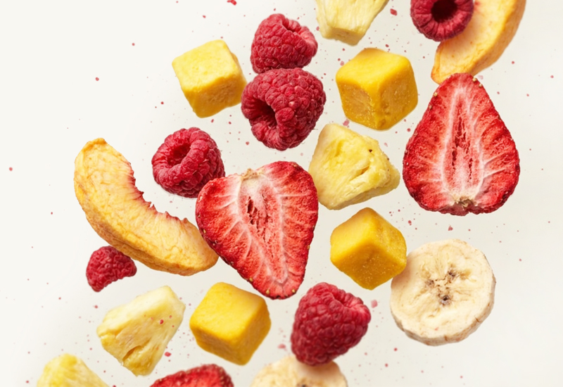 Ketchupflasche und Tomaten