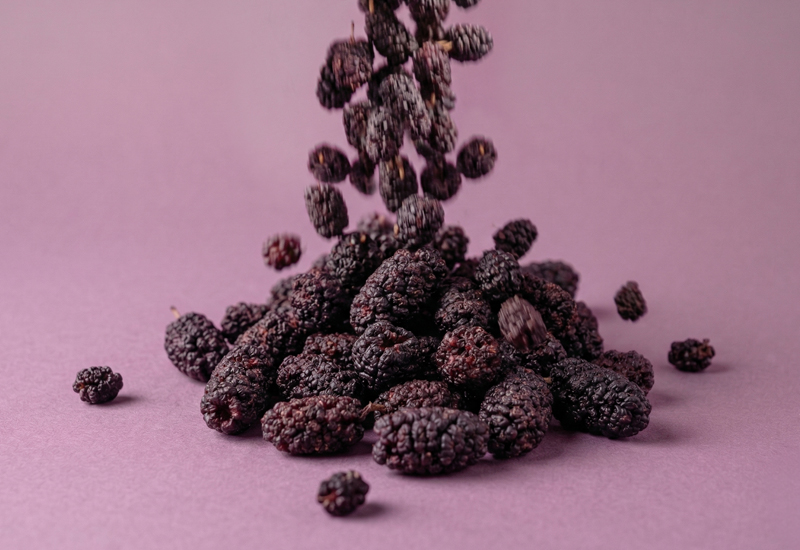 Ketchupflasche und Tomaten