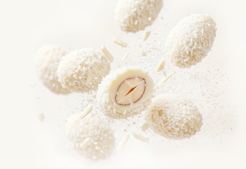 Ketchupflasche und Tomaten