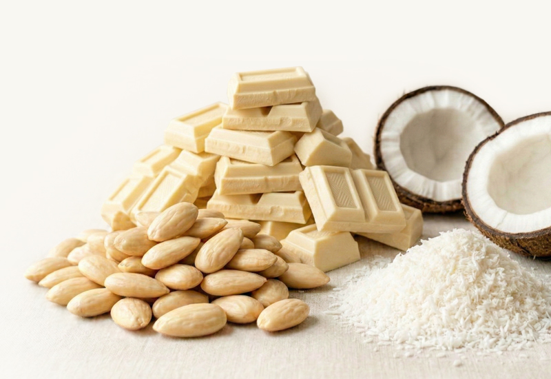 Ketchupflasche und Tomaten