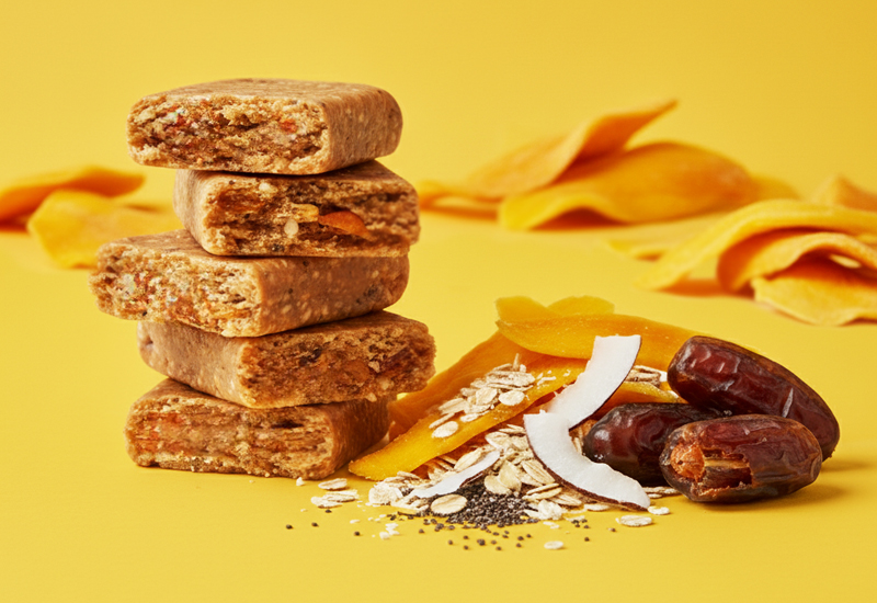 Ketchupflasche und Tomaten