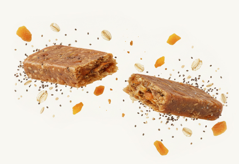 Ketchupflasche und Tomaten