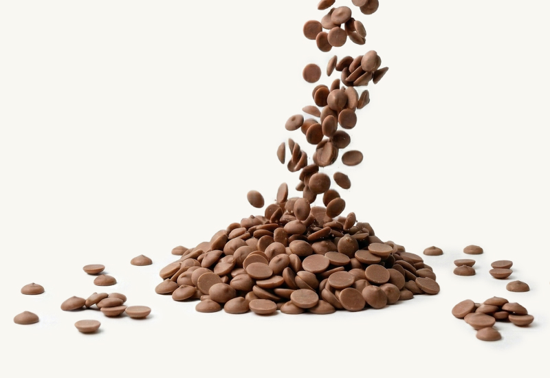 Ketchupflasche und Tomaten