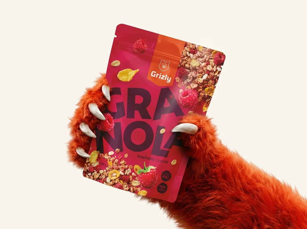 GRIZLY Pfote hält die Verpackung