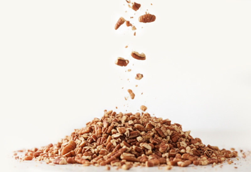 Ketchupflasche und Tomaten