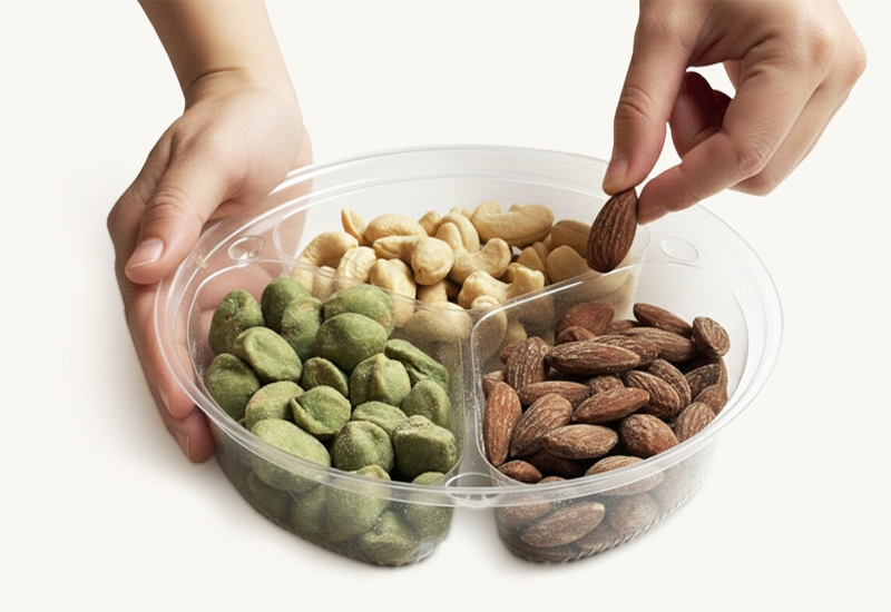 Ketchupflasche und Tomaten