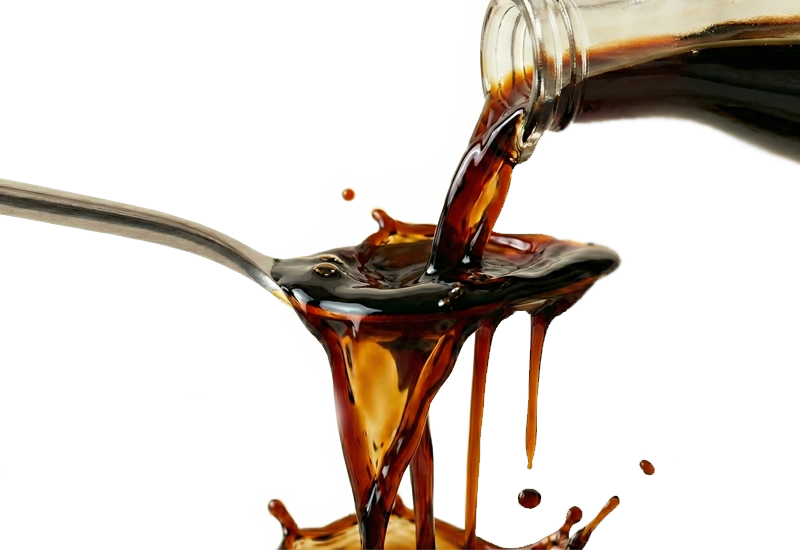 Ketchupflasche und Tomaten