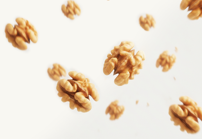 Ketchupflasche und Tomaten