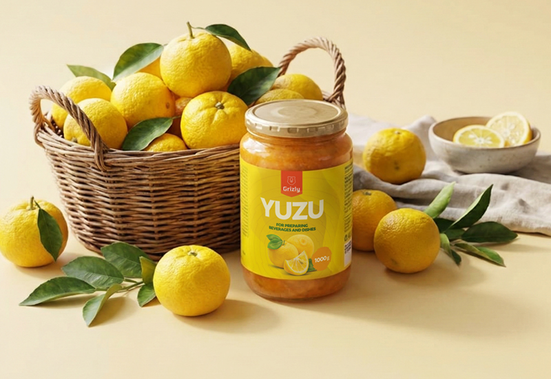 Ketchupflasche und Tomaten