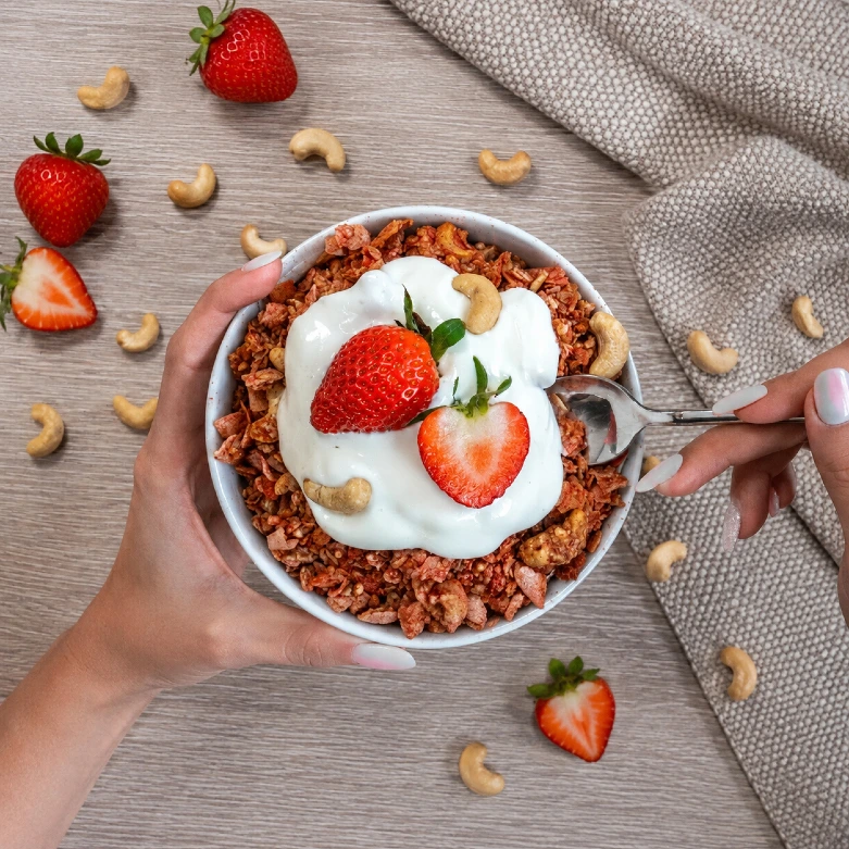 Hausgemachtes Granola mit Joghurt, Erdbeeren und Cashewkernen