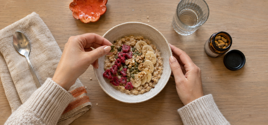 Zubereitung eines ausgewogenen Frühstücks mit Nahrungsergänzungsmitteln gegen Müdigkeit