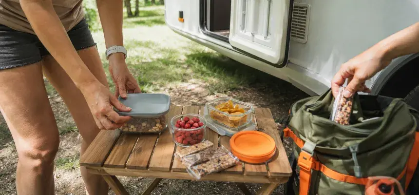 Packung mit Nüssen, gefriergetrockneten Früchten und weiteren Snacks zum Camping