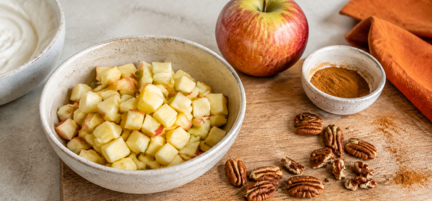 Geschnittene Äpfel, Pekannüsse, Quark und Zimt zur Kuchenzubereitung