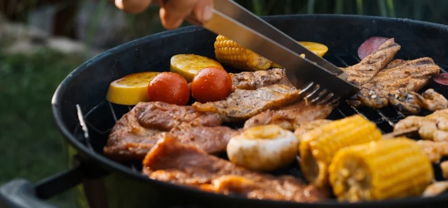 Legendäre Sommer-Grillparty: Wie Sie cool, lecker und stressfrei grillen