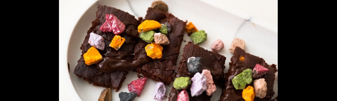 Schokoladen-Brownies mit bunten Schokosteinen – einfaches Grizly-Rezept