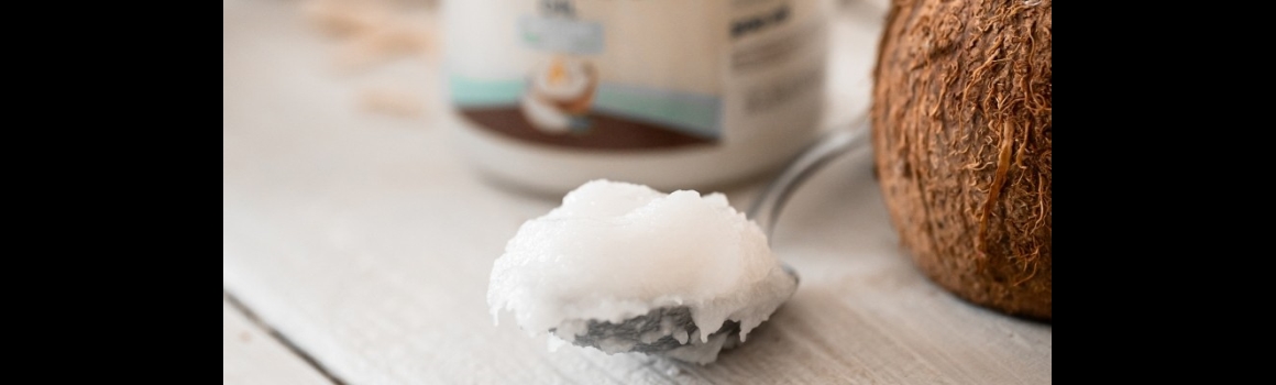 Kokosöl für Küche und Bad: Arten & wie man’s anwendet