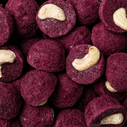 Cashewkerne in gefriergetrockneten Blaubeeren