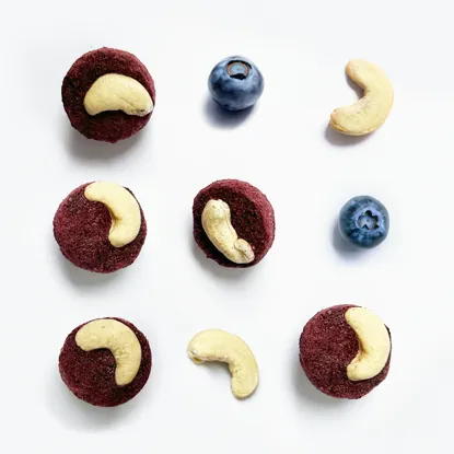 Cashewkerne in gefriergetrockneten Blaubeeren