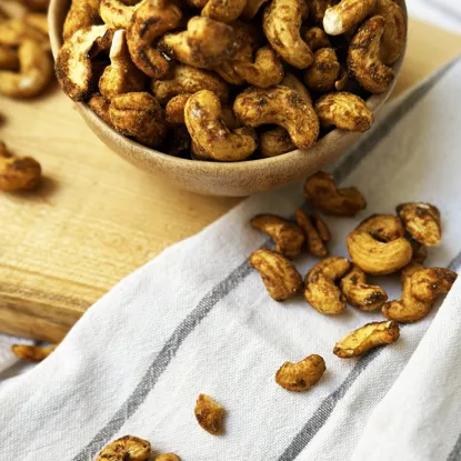 Cashewkerne mit Käse und Zwiebel, geröstet