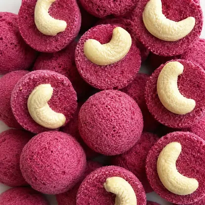 Gefriergetrocknete Himbeer-Cups mit Cashewkernen