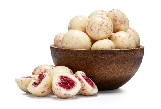 Gefriergetrocknete Himbeeren in weißer Schokolade und Joghurt