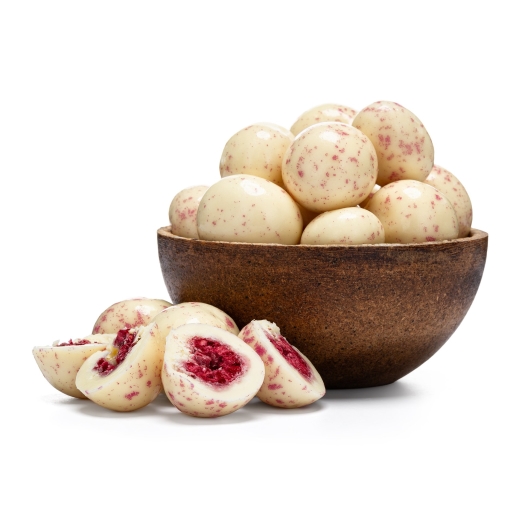 Gefriergetrocknete Himbeeren in weißer Schokolade und Joghurt