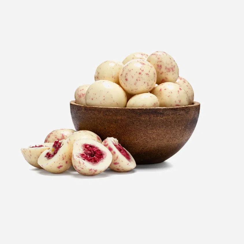 Gefriergetrocknete Himbeeren in weißer Schokolade und Joghurt