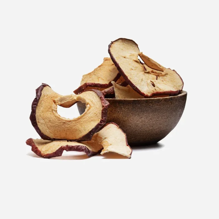 Getrocknete Apfelringe entkernen