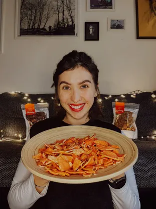 Getrocknete Apfelscheiben mit Erdbeerpulver