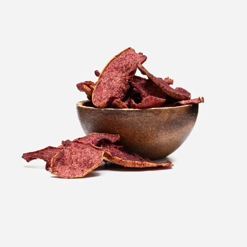 Getrocknete Apfelscheiben mit Heidelbeerpulver