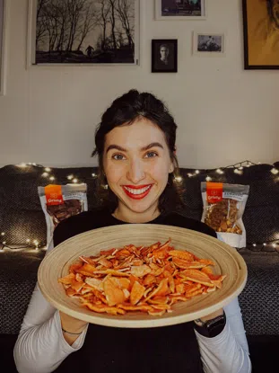 Getrocknete Apfelscheiben mit Heidelbeerpulver