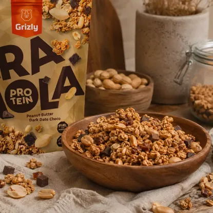 Granola mit Protein-Erdnusscreme und Dattel-Schokodrops