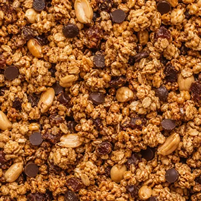 Granola mit Protein-Erdnusscreme und Dattel-Schokodrops
