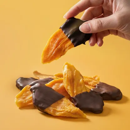 Mango-Scheiben teilüberzogen mit Zartbitterschokolade